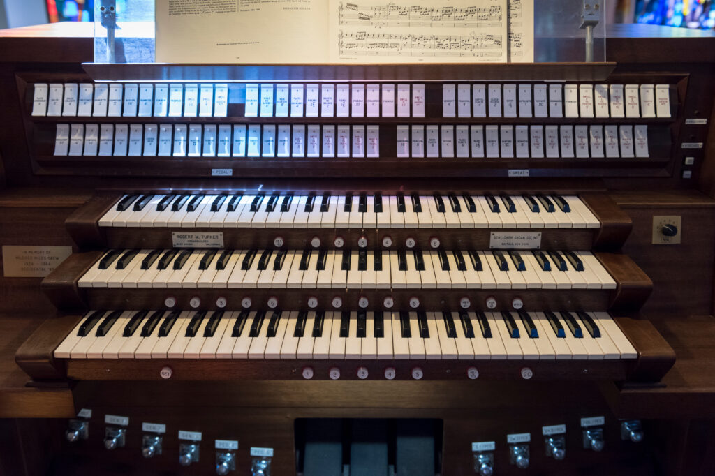 Console of the Mildred Miles Crew Memorial Organ